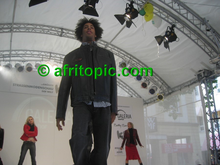 ../Images/Krefeld-Strssenmodenschau-2005 245.jpg